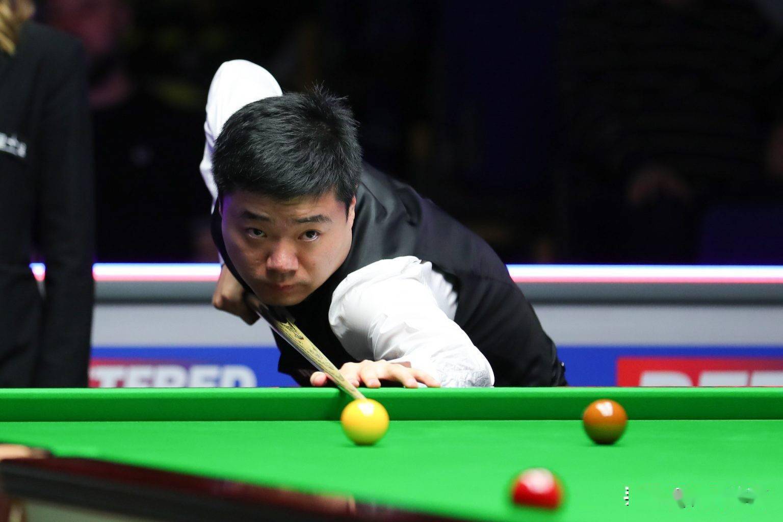 景出现在比 景出现在比